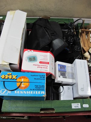 Lot 1070 - Binoculars, wireless driveway alert alarm kit,...