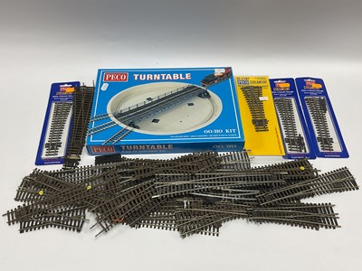 Lot 571 - Approximately Thirty OO/HO/HOm track points...