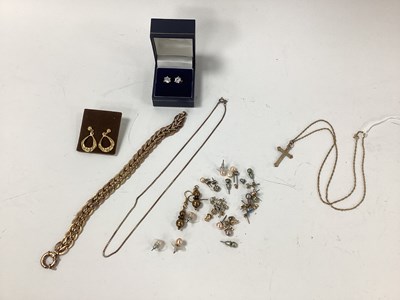 Lot 162 - A 9ct Gold Twist Style Chain, suspending a...
