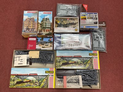 Lot 472 - Ten HO scale Continental outline Lineside...