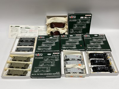 Lot 569 - Five Kato HO scale American outline AC & F 70t...