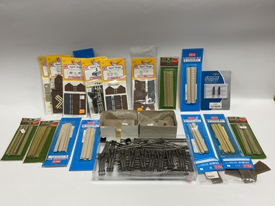 Lot 558 - A Quantity of N Gauge Lineside Accessories,...