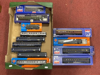 Lot 588 - Thirteen HO gauge continental coaches and...
