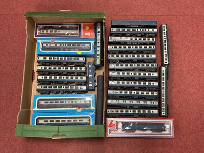Lot 432 - Approximately twenty-four 00 gauge blue/grey...