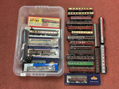 Lot 449 - Approximately twenty-four 00 gauge steam era...
