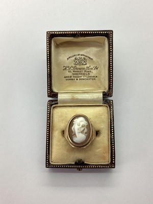 Lot 77 - A 9ct Gold Oval Shell Carved Cameo Ring,...