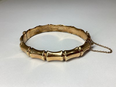 Lot 89 - A 9ct Gold Bamboo Style Hinged Bangle, to snap...