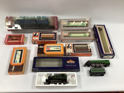 Lot 708 - A Collection of 00/HO Items, including: a Lima...