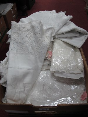Lot 1174 - Vintage Linens, comprising twenty large...