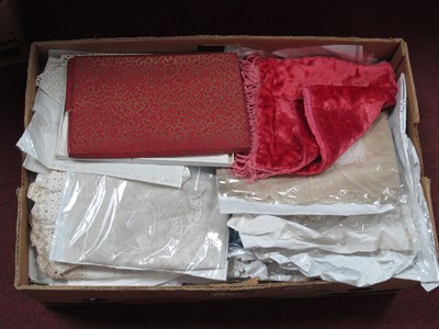 Lot 1186 - Vintage Linens, tray cloths, runners,...