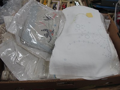 Lot 1093 - Vintage Tray Cloths, runners, lace edging,...