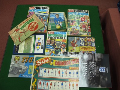 Lot 179 - The Sun 1971-72, Soccer Stamp Album, 3D album...