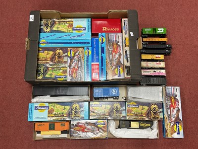 Lot 477 - Approximately twenty-four boxed HO scale...