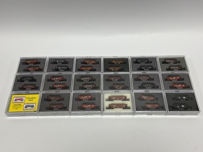 Lot 566 - Eighteen boxed pairs of American outline Z...