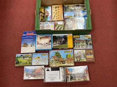 Lot 399 - Approximately seventeen boxed HO scale...