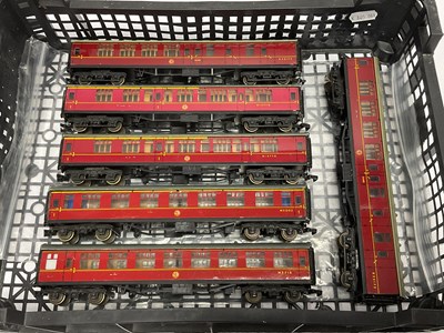 Lot 531 - Six Hornby-Dublo "super detailed" 00 gauge...