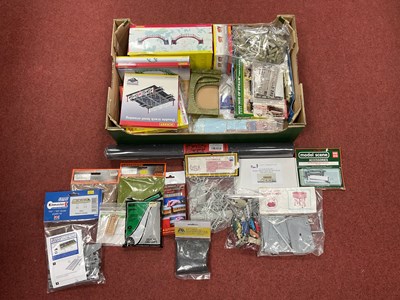 Lot 383 - A quantity of 00/HO scenic accessories and...