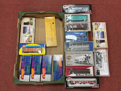 Lot 424 - Sixteen boxed HO scale American freight wagons,...