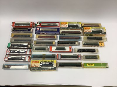 Lot 724 - Approximately twenty-eight boxed N gauge...