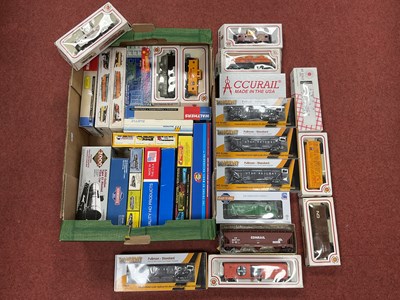 Lot 400 - Approximately thirty boxed HO scale American...
