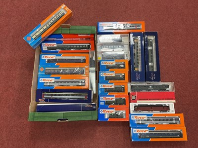 Lot 432 - Approximately twenty-four boxed HO scale...