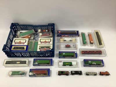 Lot 728 - Approximately thirty-one items of N gauge...