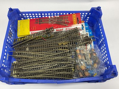 Lot 682 - Approximately forty 00 gauge points by Peco,...