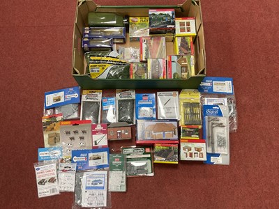 Lot 420 - A collection of OO/HO small buildings and...