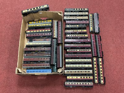 Lot 416 - Approximately thirty-six 00 gauge steam era...