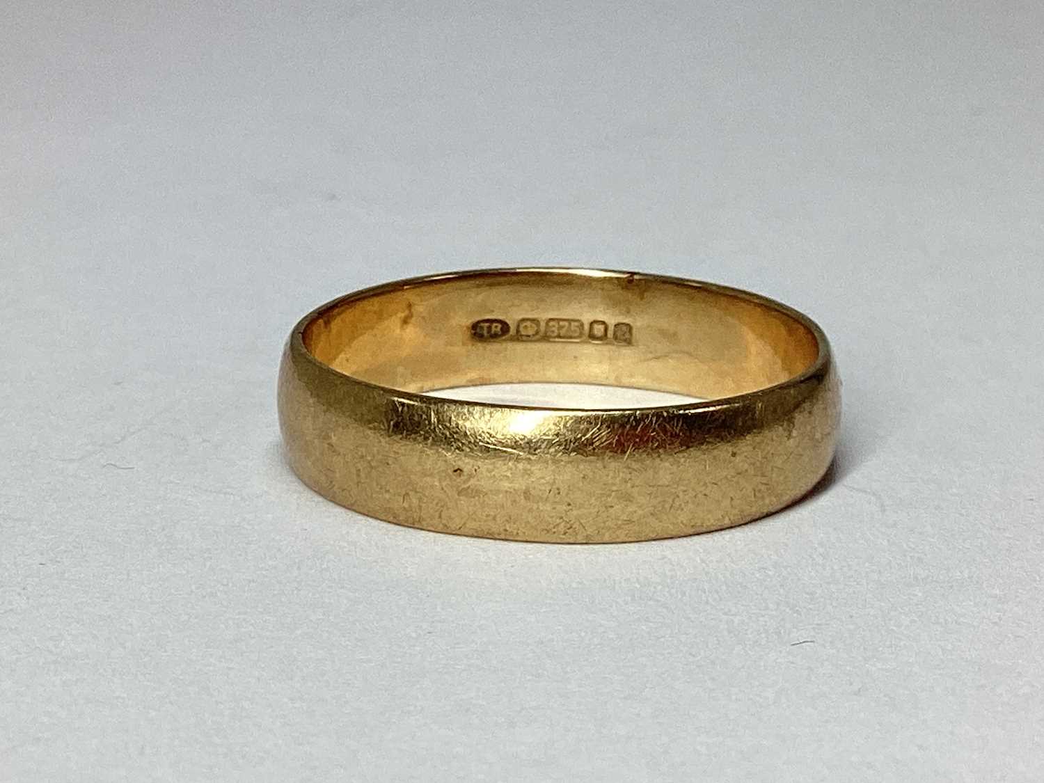 Lot 42 - A 9ct Gold Plain Wedding Band (finger size R/S).