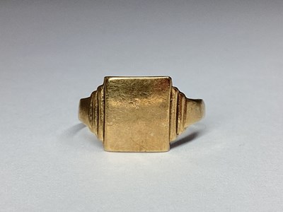 Lot 41 - A 9ct Gold Signet Ring, the plain rectangular...