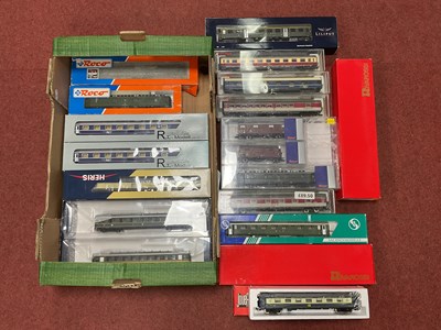 Lot 428 - Approximately seventeen boxed HO scale...