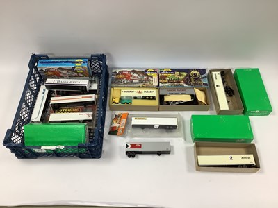 Lot 673 - A quantity of boxed and unboxed HO scale...