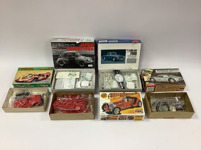 Lot 871 - Five 1:32 scale plastic model car kits by...