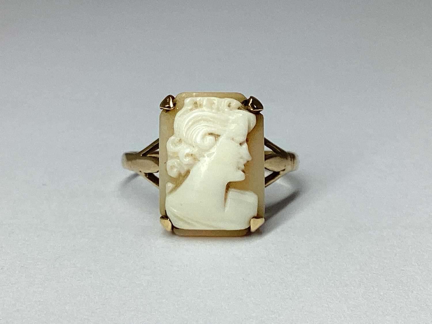 Lot 40 - A 9ct Gold Cameo Style Ring, the shell carved...