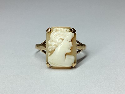 Lot 40 - A 9ct Gold Cameo Style Ring, the shell carved...