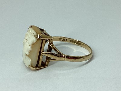 Lot 40 - A 9ct Gold Cameo Style Ring, the shell carved...
