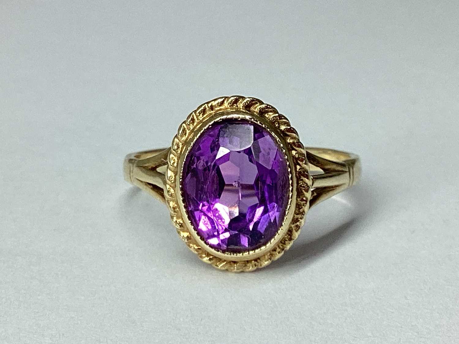 Lot 38 - A Decorative 9ct Gold Oval Collet Set Ring,...