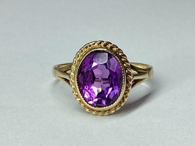 Lot 38 - A Decorative 9ct Gold Oval Collet Set Ring,...