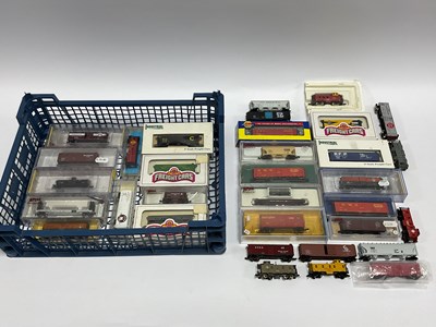 Lot 599 - Approximately thirty-three N gauge American...
