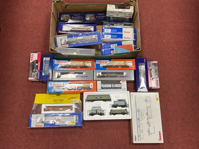 Lot 464 - Approximately twenty-three boxed HO scale...