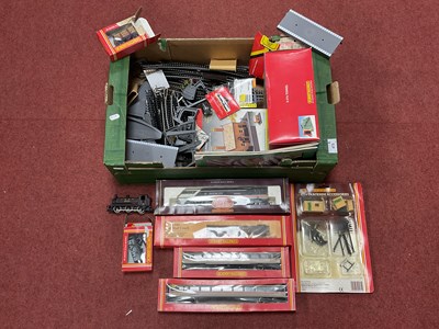 Lot 473 - A collection of 00 gauge model railway...