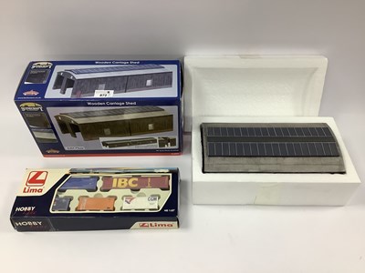 Lot 872 - A Boxed Bachmann Scenecraft 00 Gauge Wooden...