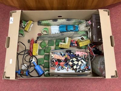 Lot 656 - Vintage Scalextric interest to include 1:32...