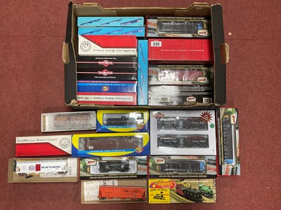 Lot 461 - Approximately twenty-five boxed HO scale...