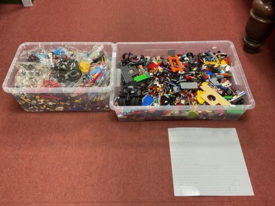 Lot 371 - A quantity of predominantly loose Lego and...