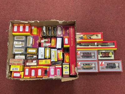 Lot 394 - Approximately forty-five boxed 00 gauge wagons...