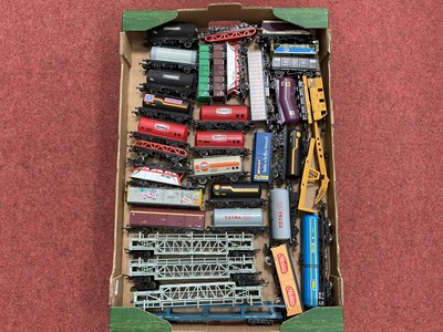 Lot 419 - Approximately thirty modern image 00 gauge...