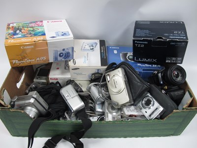 Lot 1001 - Digital cameras, including boxed Canon A95/S2...