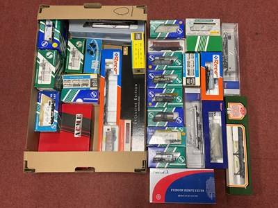 Lot 471 - Approximately thirty-five boxed HO scale...